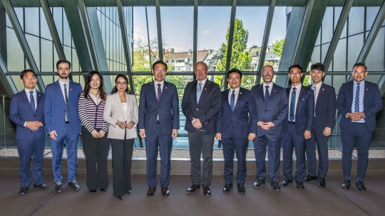 김완기(왼쪽 다섯번째) 특허청장은 지난달 30일(현지시간) 독일 뮌헨에서 캄피누스(왼쪽 여섯번째) 유럽특허청(EPO) 청장과 지식재산 분야 협력방안을 논의하고 기념촬영을 하고 있다. 특허청 제공